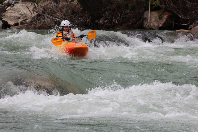 Navega en kayak en rapidos